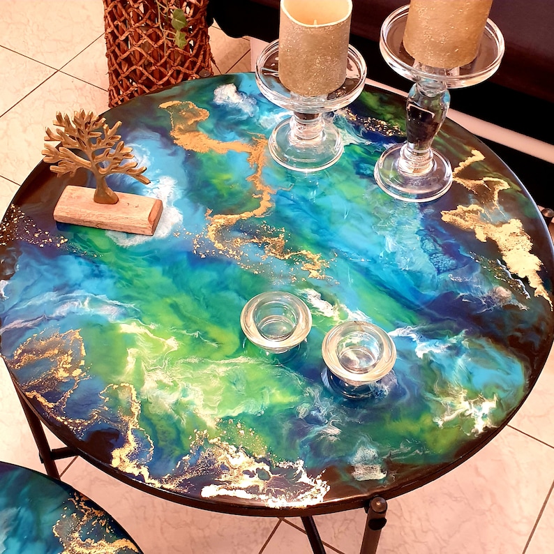 Lot de 2 tables basses rondes en résine époxy sur base en métal