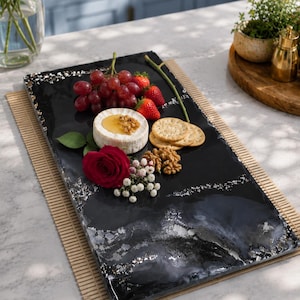 Plateau de service en résine noire | Planche à charcuterie de luxe | Planche à fromage artisanale en époxy | Décoration de cuisine moderne | Cadeau de pendaison de crémaillère
