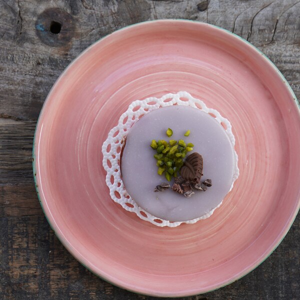 Wunderschöner handgedrehter Keramik Teller in modernem Design als Dessert Teller oder für Abendbrot, Anrichten, Kuchen Ø 21 cm Höhe 1,5 cm