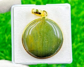 Grün Jade Anhänger: 18K Vergoldeter Messingschmuck, 5 cm