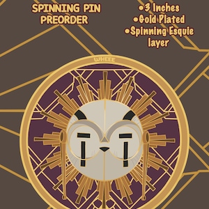 Puede incluir: Un pin giratorio dorado de 7,6 cm con un diseño de búho y el texto "ESQUIE: WHEE WHOO". El pin tiene un fondo de estilo art déco púrpura y dorado con las palabras "SPINNING PIN PREORDER".