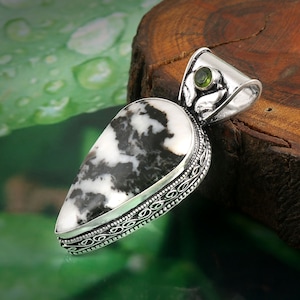 Colgante de peridoto turquesa de búfalo blanco natural, colgante hecho a mano, colgante para mujer, colgante de plata de ley 925, regalo para ella, regalo de cumpleaños