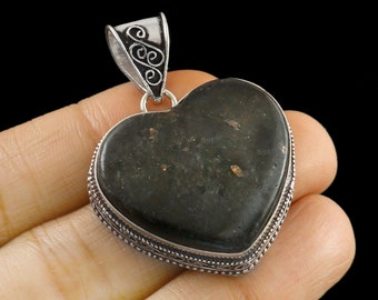 Ciondolo Nuummite Ciondolo a forma di cuore Nuummite Ciondolo in argento sterling 925 Gioielli in argento fatti a mano Ciondolo in argento Nuummite per collana