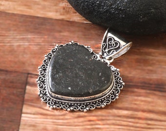 Ciondolo Nuummite Ciondolo a forma di cuore Nuummite Ciondolo in argento sterling 925 Gioielli in argento fatti a mano Ciondolo in argento Nuummite per collana