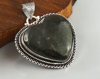 Ciondolo Nuummite Ciondolo a forma di cuore Nuummite Ciondolo in argento sterling 925 Gioielli in argento fatti a mano Ciondolo in argento Nuummite per collana