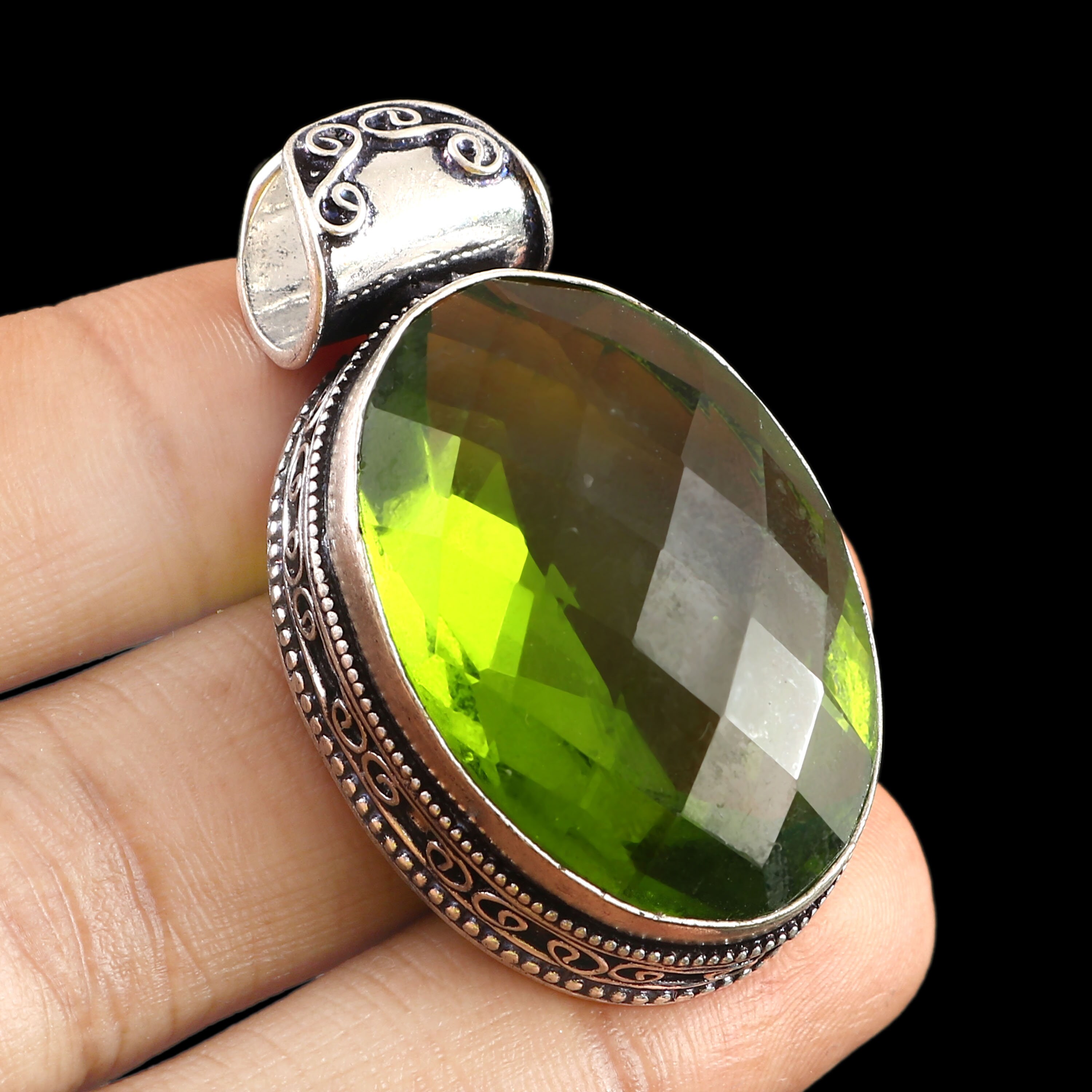 Ciondolo Delicato Peridoto Verde 13g Con Argento – Pietra Preziosa Creata In Laboratorio