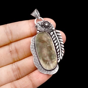 Colgante de prehnita, colgante hecho a mano, collar, prehnita verde, colgante de plata de ley 925, regalo para ella/él
