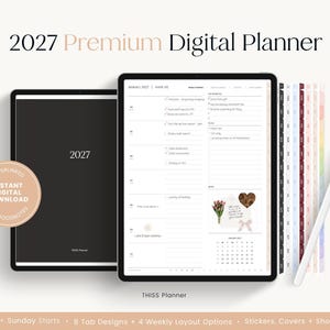 Op de afbeelding: Een 2027 Premium digitale planner weergegeven op twee tablets, met een zwarte omslag en een wekelijkse lay-outpagina met takenlijsten, notities en stickers. Een witte stylus ligt naast het apparaat, dat is voorzien van hyperlinks.
