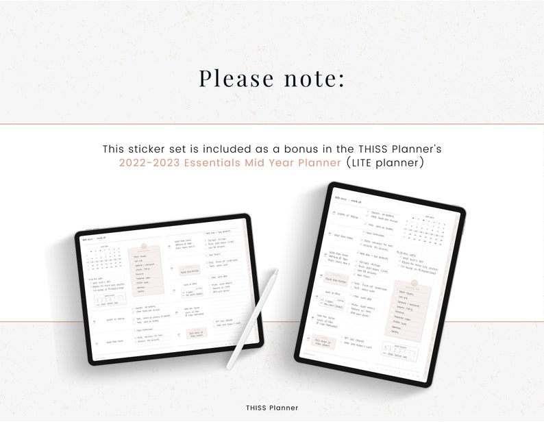 Puede incluir: Dos planificadores abiertos sobre una superficie blanca. El planificador es una tableta digital con un l&aacute;piz blanco a su lado. El planificador est&aacute; abierto a una vista semanal con un calendario y una lista de tareas. El texto en el planificador dice "THISS Planner's 2022-2023 Essentials Mid Year Planner (LITE planner)".
