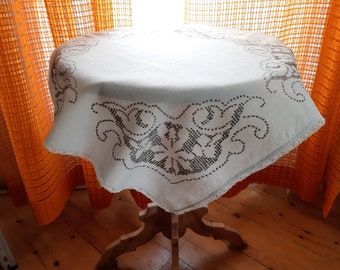 Antik handbroderad duk i bomullslinne med spetskanter, vintageduk, retroduk, antikduk (A9)