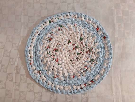 Round white 2024 bath rug