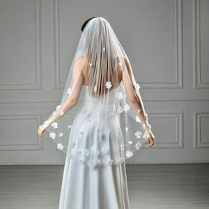 Bridal veil with flower buds, veil with flowers and pearls, flowered wedding veil, cathedral flower veil, royal flowers veil, fingertip veil