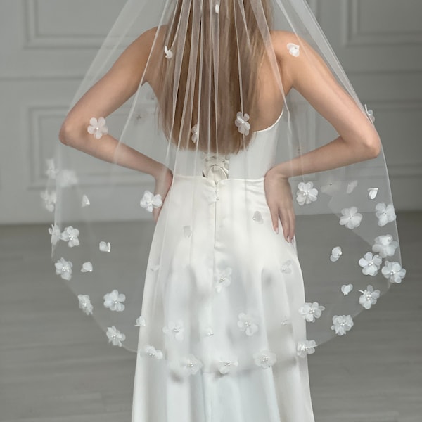 Flower wedding veil, bridal veil with flower buds, veil with flowers and pearls, flowered wedding veil, cathedral flower veil, royal veil