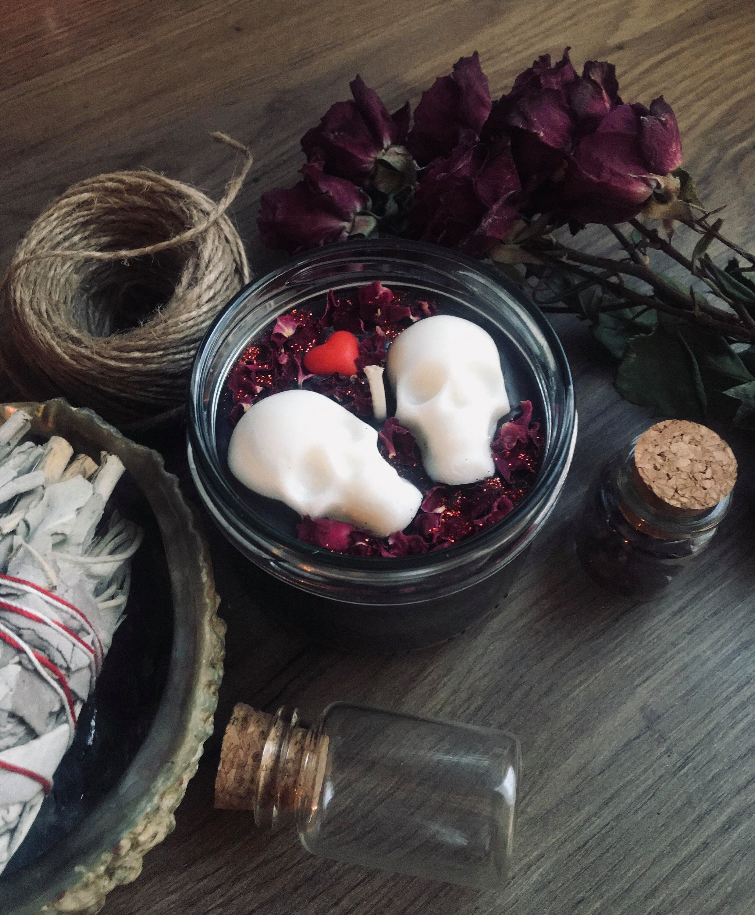 Bougie d'amour Éternel Infusée Aux Fleurs et Plantes Magiques - Skull Gothique Romantique
