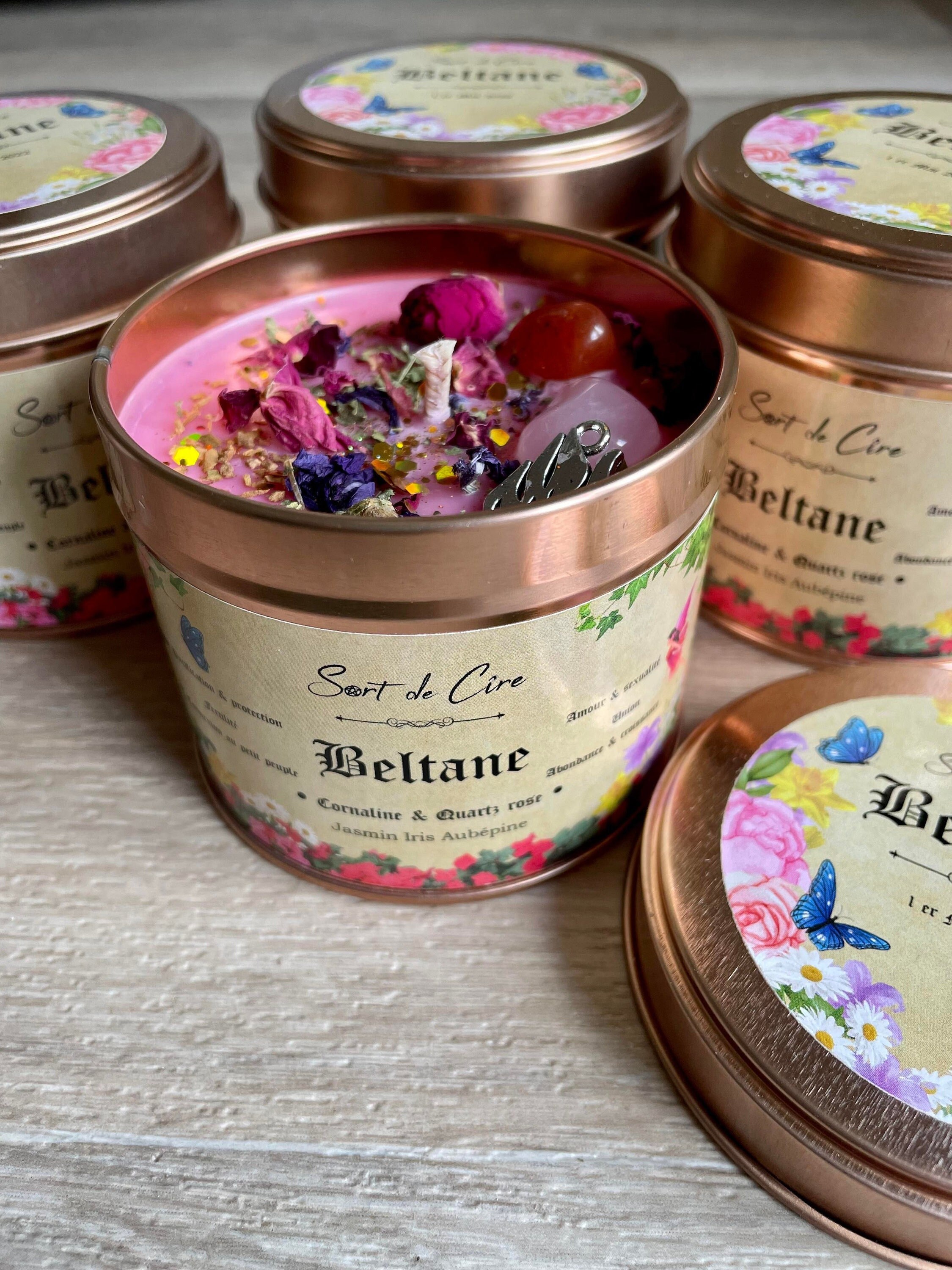 Bougie Beltane - Sabbat Witch Sorcière Quartz Rose et Cornaline Plantes Magiques Floral Spiritualité