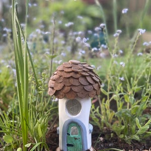Handgefertigtes Feenhaus mit Kork-Schindeldach und LED-Lichtern - zauberhaftes Wohnaccessoire, Feengarten-Accessoire, Gartendekoration