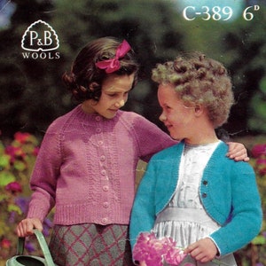 Pode incluir: Duas meninas vestindo cardigãs de tricô. A menina à esquerda está vestindo um cardigã rosa e uma saia xadrez. A menina à direita está vestindo um cardigã azul e um vestido branco. Ambas as meninas estão segurando flores. A imagem inclui o texto "Patons Double Quick, Totem or Moorland Double Knitting 3 Sizes 4 to 9 Years".