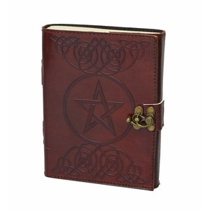 Puede incluir: Un diario de cuero marrón con un diseño de pentáculo y un cierre de latón. El diario tiene un borde de nudo celta.
