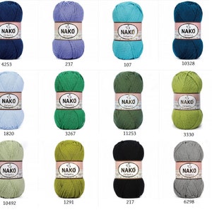 Puede incluir: Una colecci&oacute;n de doce madejas de hilo Nako Pirlanta en varios colores, incluyendo tonos de azul, verde y amarillo. Cada madeja est&aacute; etiquetada con un n&uacute;mero &uacute;nico. El hilo est&aacute; bien enrollado, mostrando su textura.