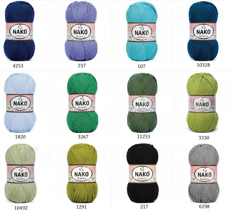 Puede incluir: Una colecci&oacute;n de doce madejas de hilo Nako Pirlanta en varios colores, incluyendo tonos de azul, verde y amarillo. Cada madeja est&aacute; etiquetada con un n&uacute;mero &uacute;nico. El hilo est&aacute; bien enrollado, mostrando su textura.