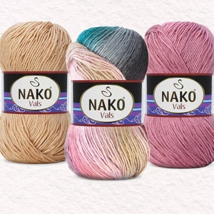 Könnte beinhalten: Drei Knäuel Nako Vals Garn in verschiedenen Farben. Eines ist einfarbig beige, ein anderes ein Farbverlauf aus Türkis, Rosa und Grau, und das dritte ist einfarbig rosa. Jedes Knäuel hat ein schwarzes und violettes Etikett.