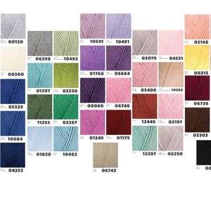 Puede incluir: Una carta de colores que muestra una variedad de madejas de hilo en una gama de colores. Los colores del hilo incluyen tonos de azul, verde, morado, rosa, amarillo, marr&oacute;n y gris. Cada madeja tiene un c&oacute;digo de color &uacute;nico.