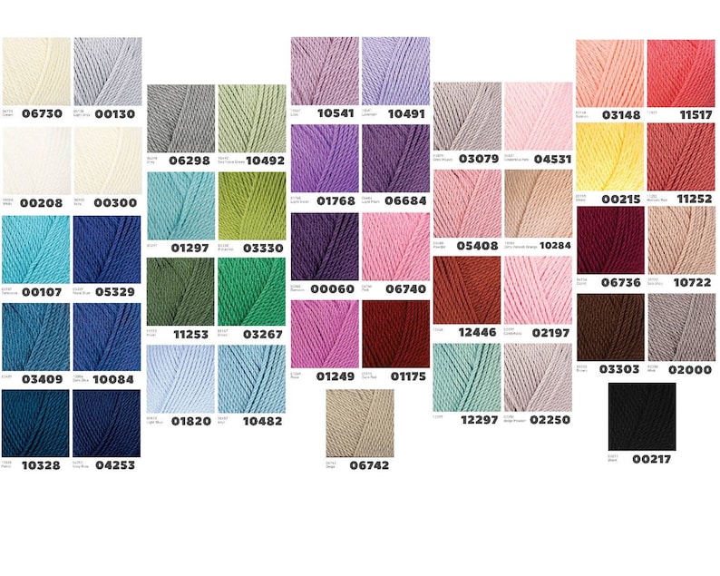 Puede incluir: Una carta de colores que muestra una variedad de madejas de hilo en una gama de colores. Los colores del hilo incluyen tonos de azul, verde, morado, rosa, amarillo, marr&oacute;n y gris. Cada madeja tiene un c&oacute;digo de color &uacute;nico.