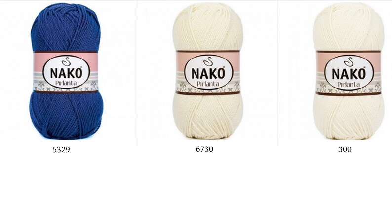 Puede incluir: Tres ovillos de hilo Nako Pırlanta. Uno es azul oscuro, los otros dos son blanquecinos. Cada ovillo tiene una etiqueta con el nombre de la marca y un c&oacute;digo de producto. El ovillo azul est&aacute; etiquetado como 5329, y los ovillos blanquecinos est&aacute;n etiquetados como 6730 y 300.