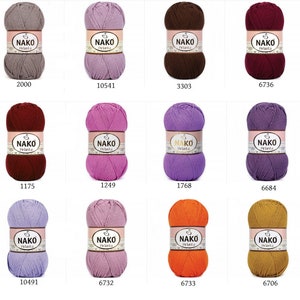 Puede incluir: Una colecci&oacute;n de ovillos de lana Nako Perla en varios colores, incluyendo gris, morado, marr&oacute;n y naranja. Cada ovillo tiene una etiqueta con el nombre de la marca y un n&uacute;mero &uacute;nico. Ideal para proyectos de tejido y ganchillo.