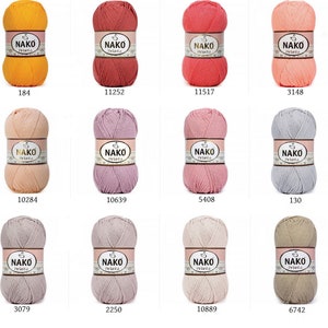 Puede incluir: Una colecci&oacute;n de doce madejas de hilo Nako Pırlanta en varios colores. El hilo est&aacute; etiquetado con c&oacute;digos de color y el nombre de la marca. Los colores incluyen amarillo, rojo, rosa, melocot&oacute;n, lavanda, gris y beige. Cada madeja es cil&iacute;ndrica.