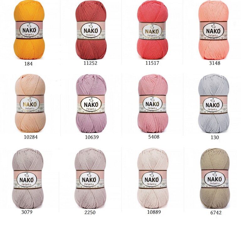 Puede incluir: Una colecci&oacute;n de doce madejas de hilo Nako Pırlanta en varios colores. El hilo est&aacute; etiquetado con c&oacute;digos de color y el nombre de la marca. Los colores incluyen amarillo, rojo, rosa, melocot&oacute;n, lavanda, gris y beige. Cada madeja es cil&iacute;ndrica.
