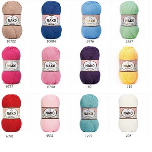 Puede incluir: Una colecci&oacute;n de madejas de hilo Nako Perlanta en varios colores, incluyendo beige, azul, azul claro, verde, rosa, morado, amarillo, rojo, rosa claro, turquesa y blanco. Cada madeja tiene una etiqueta con el nombre de la marca y un n&uacute;mero &uacute;nico.