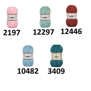 Puede incluir: Cinco ovillos de hilo Nako en varios colores: rosa claro, verde agua, &oacute;xido, azul claro y turquesa. Cada ovillo tiene una etiqueta con el nombre de la marca y un c&oacute;digo de producto. Los c&oacute;digos de producto son 2197, 12297, 12446, 10482 y 3409.