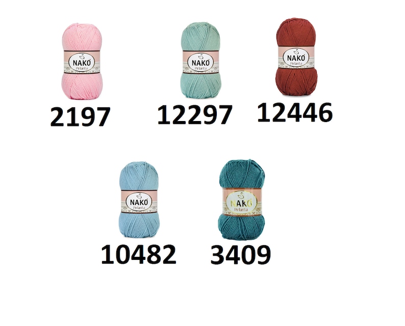 Puede incluir: Cinco ovillos de hilo Nako en varios colores: rosa claro, verde agua, &oacute;xido, azul claro y turquesa. Cada ovillo tiene una etiqueta con el nombre de la marca y un c&oacute;digo de producto. Los c&oacute;digos de producto son 2197, 12297, 12446, 10482 y 3409.