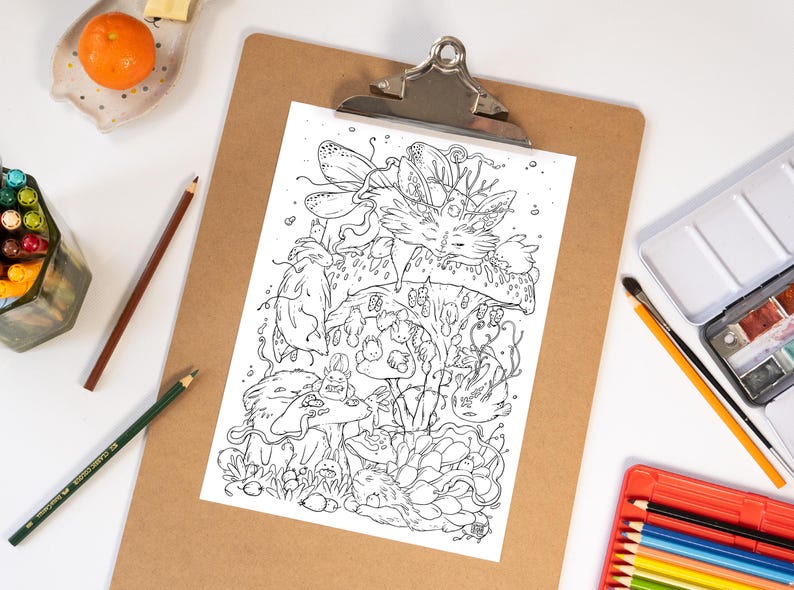 Peut inclure: Illustration en noir et blanc d'une sc&egrave;ne foresti&egrave;re fantaisiste avec un renard, des champignons et d'autres cr&eacute;atures, fix&eacute;e sur un presse-papiers marron. Des crayons de couleur, des pinceaux et une palette d'aquarelle sont &agrave; proximit&eacute;.