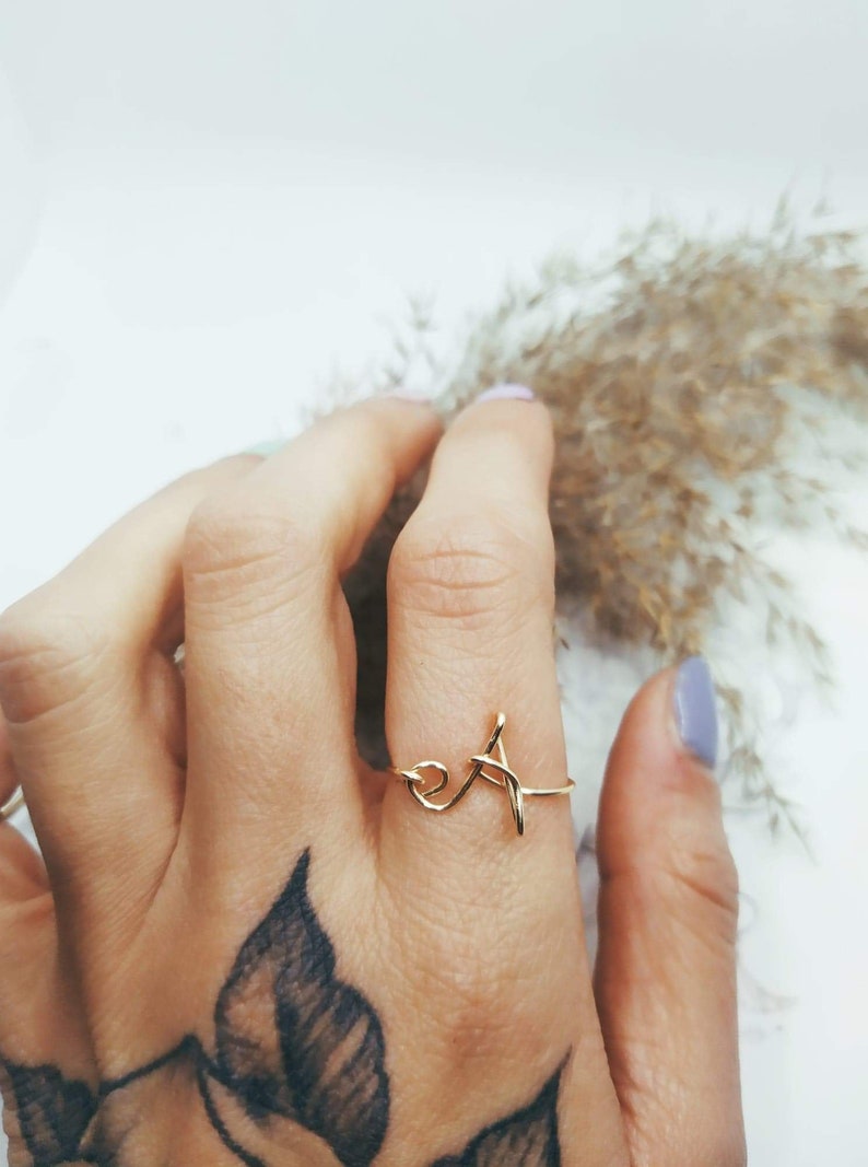 Initiale Letter Ring