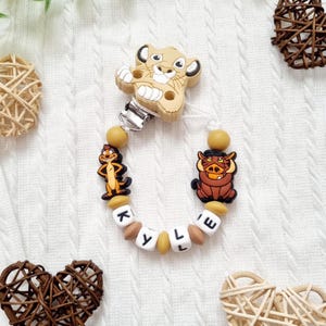 Personalisierter Simba-Schnullerclip – Babygeschenk – Timon und Pumbaa