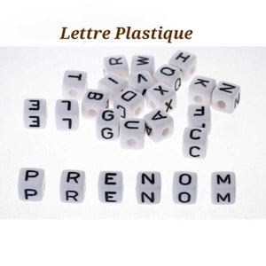 Lettre en plastique rigide 10×10 mm pour attache tétine personnalisée – perle alphabet blanche à lettres noires – matière dure et solide.
