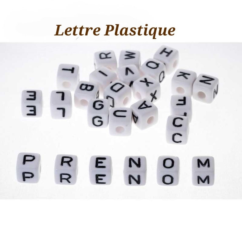 Lettre en plastique rigide 10×10 mm pour attache tétine personnalisée – perle alphabet blanche à lettres noires – matière dure et solide.
