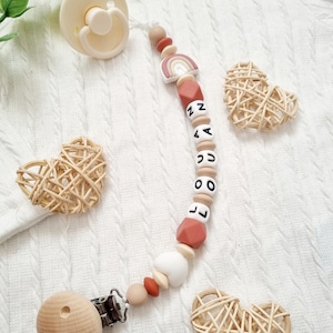 Attache tétine personnalisée arc en ciel et coeur avec perles en silicone  terracotta et beige – clip en bois naturel - création artisanale Leonoecreations.