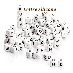 Lettre en silicone souple 10×10 mm pour attache tétine personnalisée – perle alphabet douce au toucher – matière flexible idéale pour bébé.