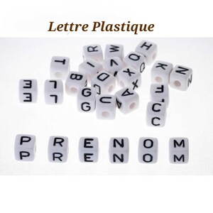 Lettre en plastique rigide 10×10 mm pour attache tétine personnalisée – perle alphabet blanche à lettres noires – matière dure et solide