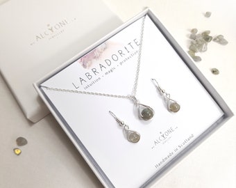 Labradoriet Cadeauset - WEEGSCHAAL GEBOORTESTEEN, oorbellen en ketting, magie, intuïtie, bescherming, derde oog, goud/verzilverd, Alcyone