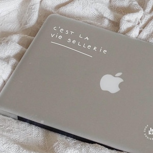 Sticker C'est la vie Sellerie · Achtsamkeit Geschenk · Laptop / MacBook Aufkleber
