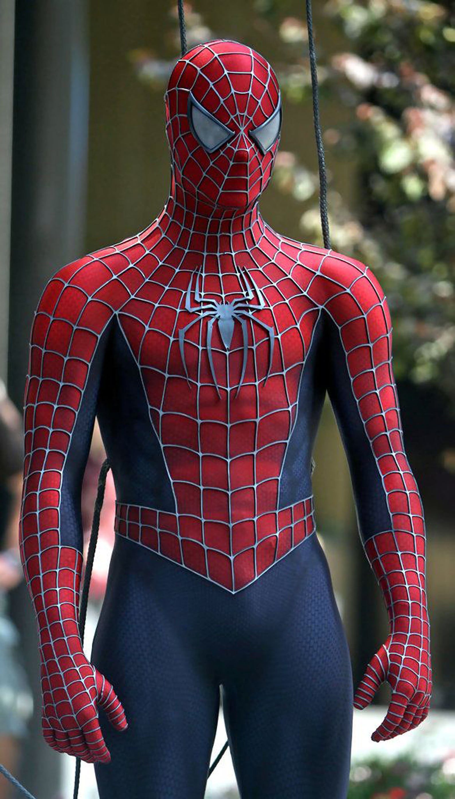 Человек паук 1 года. Тоби Магуайр человек паук. Spider man Sam Raimi костюм. Косюм человек паук Сема ремии. Тоби Магуайр человек паук 2002.