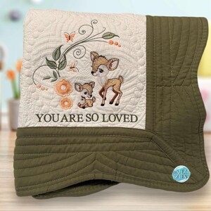 Haftowana kołderka dla dziecka – pamiątkowy kocyk dla dziecka z personalizowanym haftem – Baby Deer
