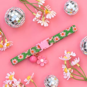Groovy Pink Daisy Cat Collar with Bell and Charm, Retro Floral Girl Cat Breakaway Collar, Y2k Cat Collar Breakaway, Girl Kitten Collar Pink