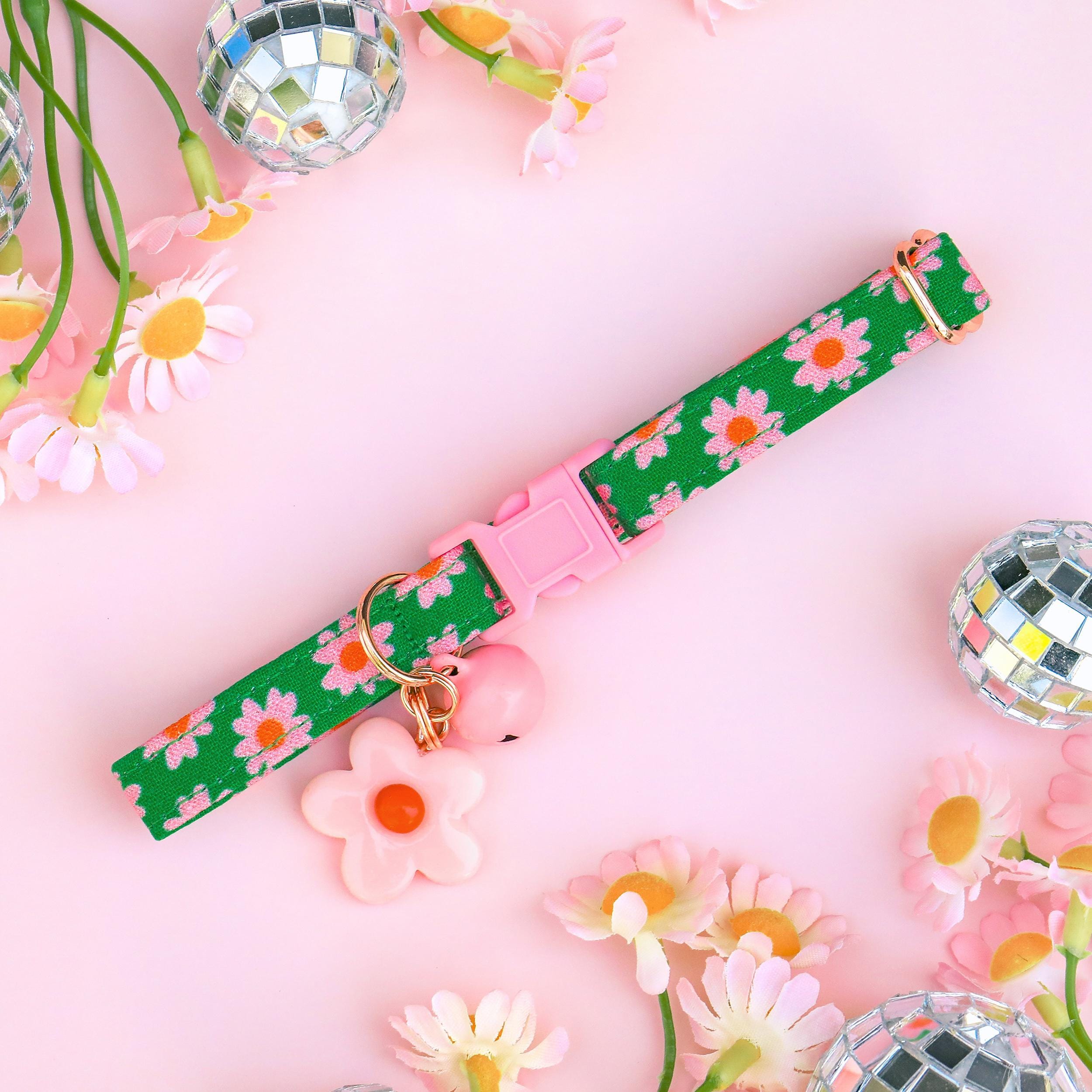 Groovy Pink Daisy Cat Collar with Bell and Charm, Retro Floral Girl Cat Breakaway Collar, Y2k Cat Collar Breakaway, Girl Kitten Collar Pink