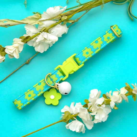 Y2k Daisy Cat Collar with Bell and Charm, Groovy Floral Breakaway Cat Collar, Fancy Spring Girl Cat Collar, Cute Female Kitten Collar Safety