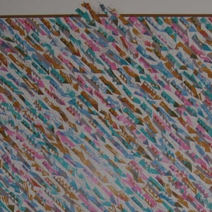 Può includere: Un poster d'arte astratta colorato con un motivo geometrico di frecce sovrapposte in tonalità di rosa, blu, verde e oro. Il poster presenta il testo "Galeria Joan Prats" e "Vicente Rojo" con la data "Abril-Maig 1987".